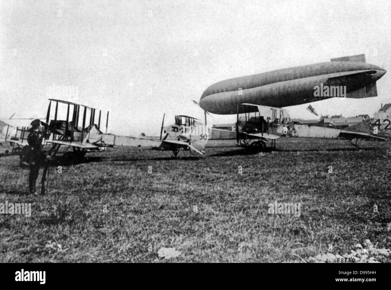 Doppeldecker des Royal Flying Corps, die Britische Militär air Arm, auf dem Boden stehen, zusammen mit einer Beobachtung Ballon. Erste für Antenne aufklärer am 13. Septemebr 1914 verwendet. Stockfoto