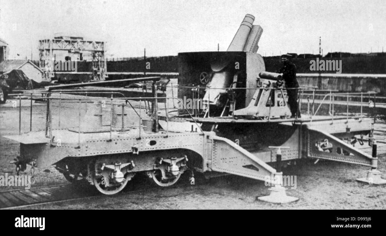 Französische Armee 200 Millimeter (8 Zoll) Haubitze montiert auf transportable Rampe Flachbett mit einstellbaren Stabilisatoren. Die haubitze ist ein artillerie Stück mit einem kurzen Lauf, auf halbem Weg zwischen einer Waffe und einem Mörser. Stockfoto