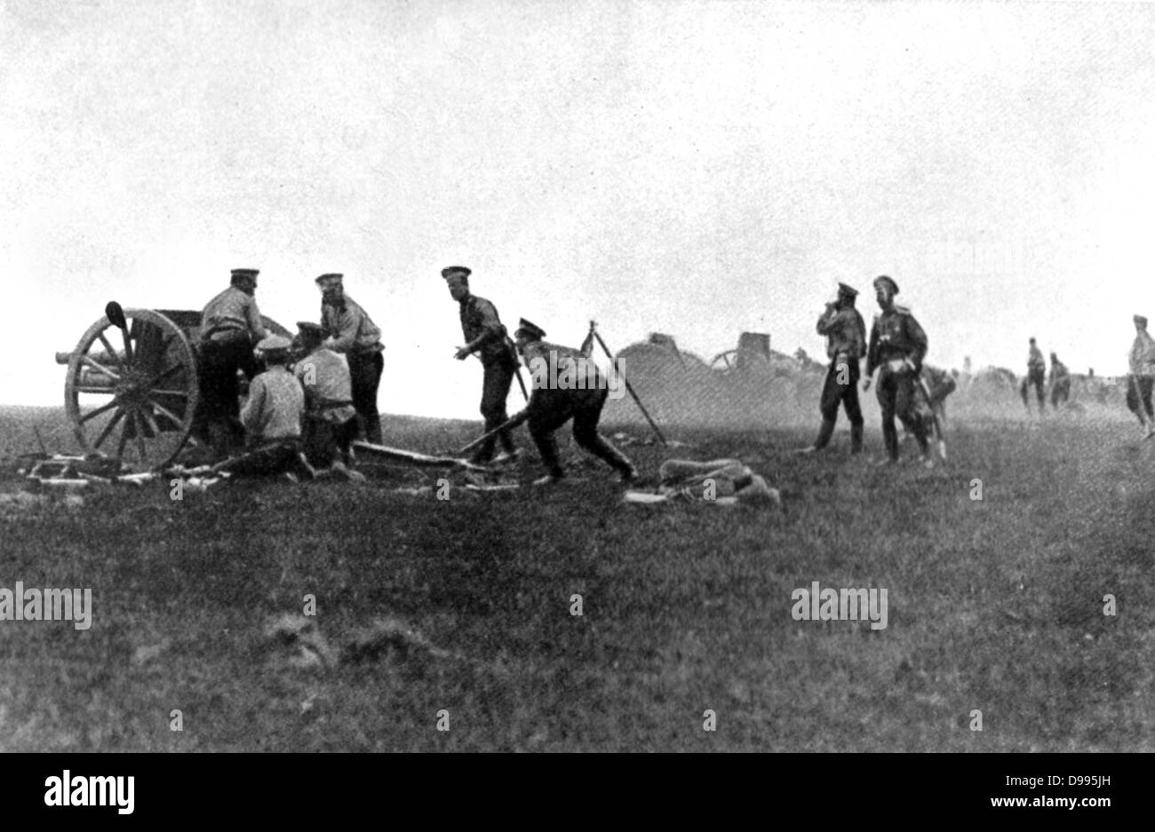 Kaiserstadt russische Armee: Eine Artillerie-Einheit, ein Feldgeschütz, c1914 feuern. Stockfoto