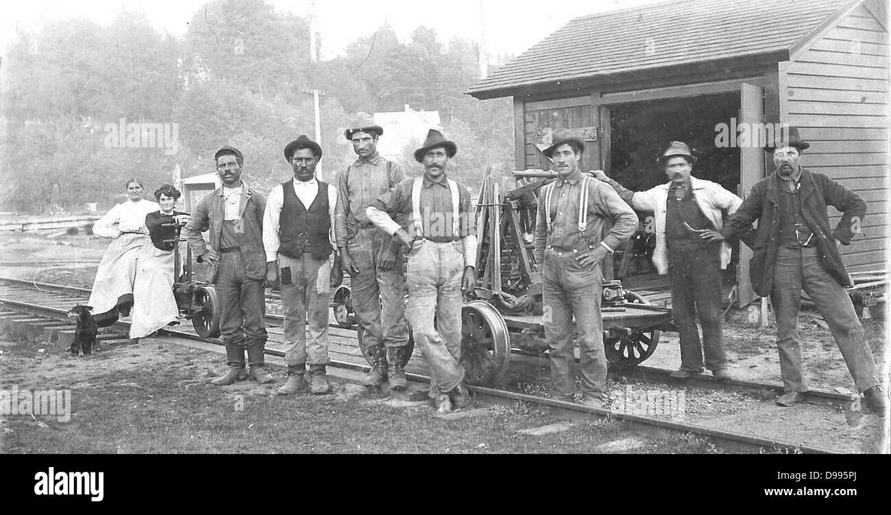 Dieses Bild zeigt einen Northern Pacific Railway (USA) Abschnitt Crew. Die nicht identifizierten Besatzungsmitglieder und, was offenbar zur Familie, 1880 Stockfoto