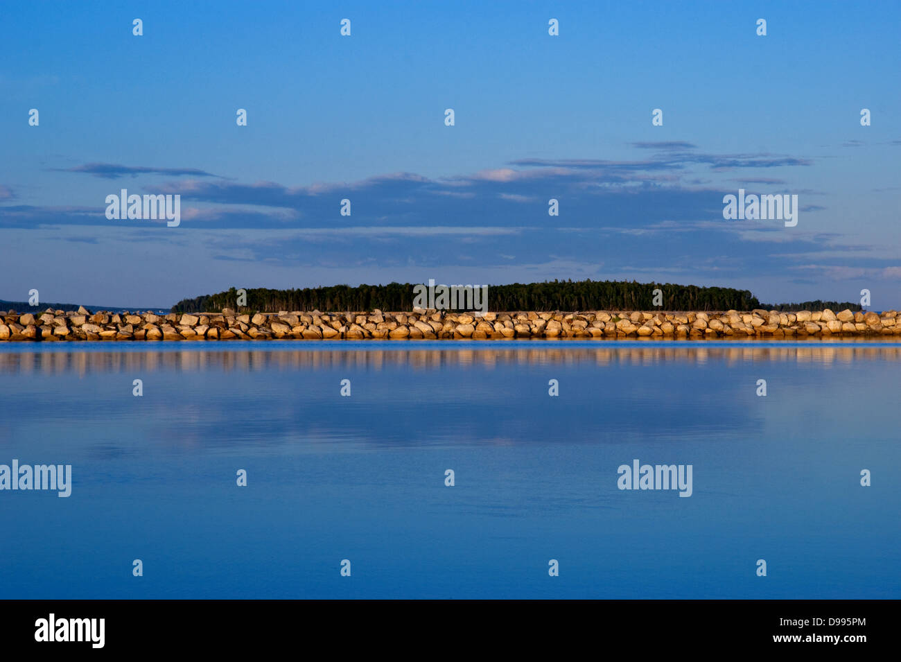 Meer, Land und Himmel an einem ruhigen Tag Stockfoto