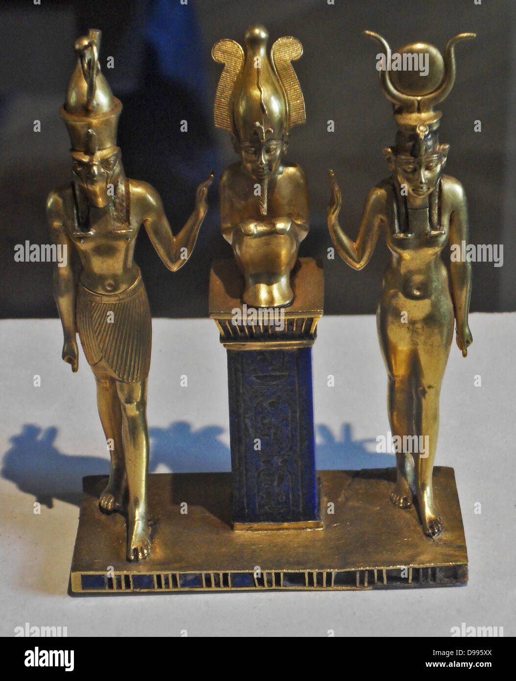 Drei Götter Statuette für König Osorkon II (zeigt die Familie des Gottes Osiris) Osiris von Horus flankiert wird (links) und Isis (rechts). Stockfoto