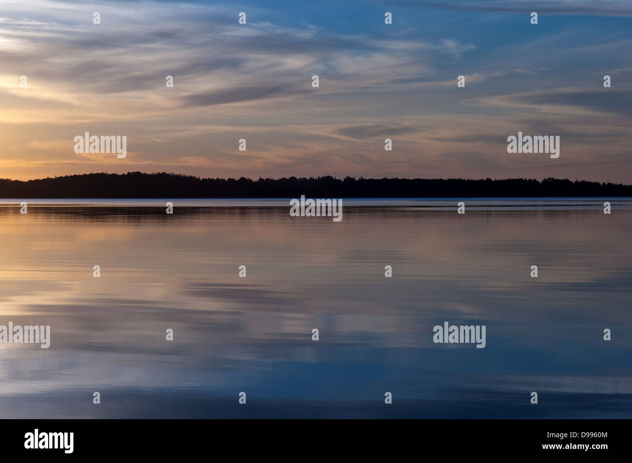 Sonnenaufgang über Land und Meer Stockfoto