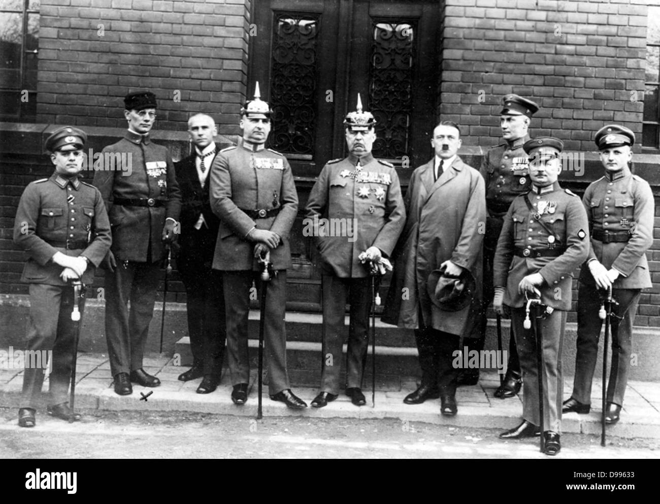 Von links nach rechts: Heinz Pernet, Dr. Friedrich Weber, Wilhelm Frick, Hermann Kriebel, Erich Ludendorff, Adolf Hitler, Wilhelm Brückner, Ernst Röhm, Robert Wagner links. Stockfoto