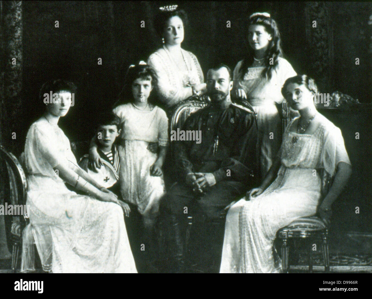 Die Romanov Familie im Jahr 1913. Von rechts nach links: Großfürstinnen Olga, Maria, Zar Nikolaus II., Kaiserin Alexandra, GD-Anastasia, Tsarevich Alexei und GD Tatiana. Stockfoto