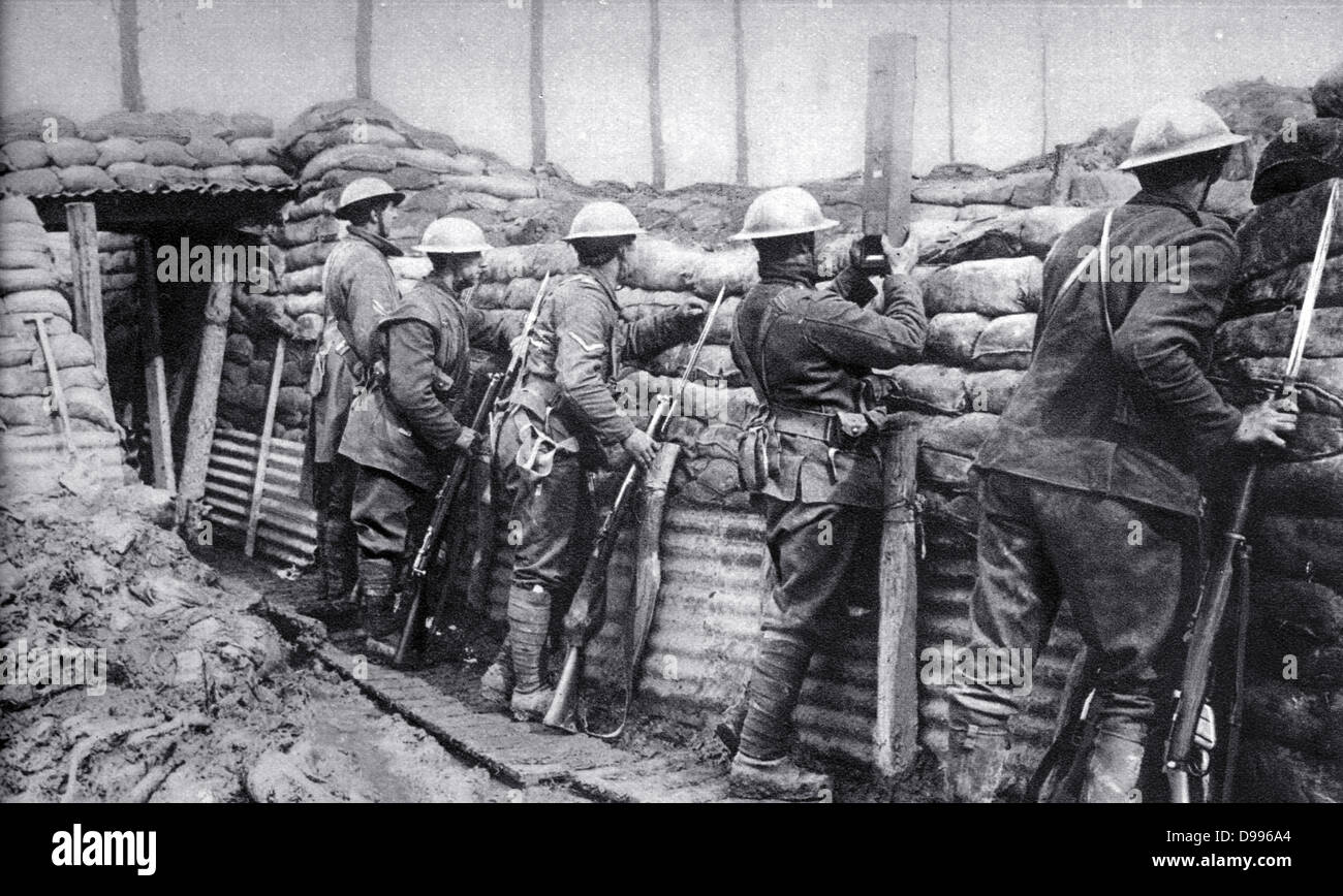 Kanadische Infanterie in den Schützengräben bereit, um einen Angriff abzuwehren. Stockfoto