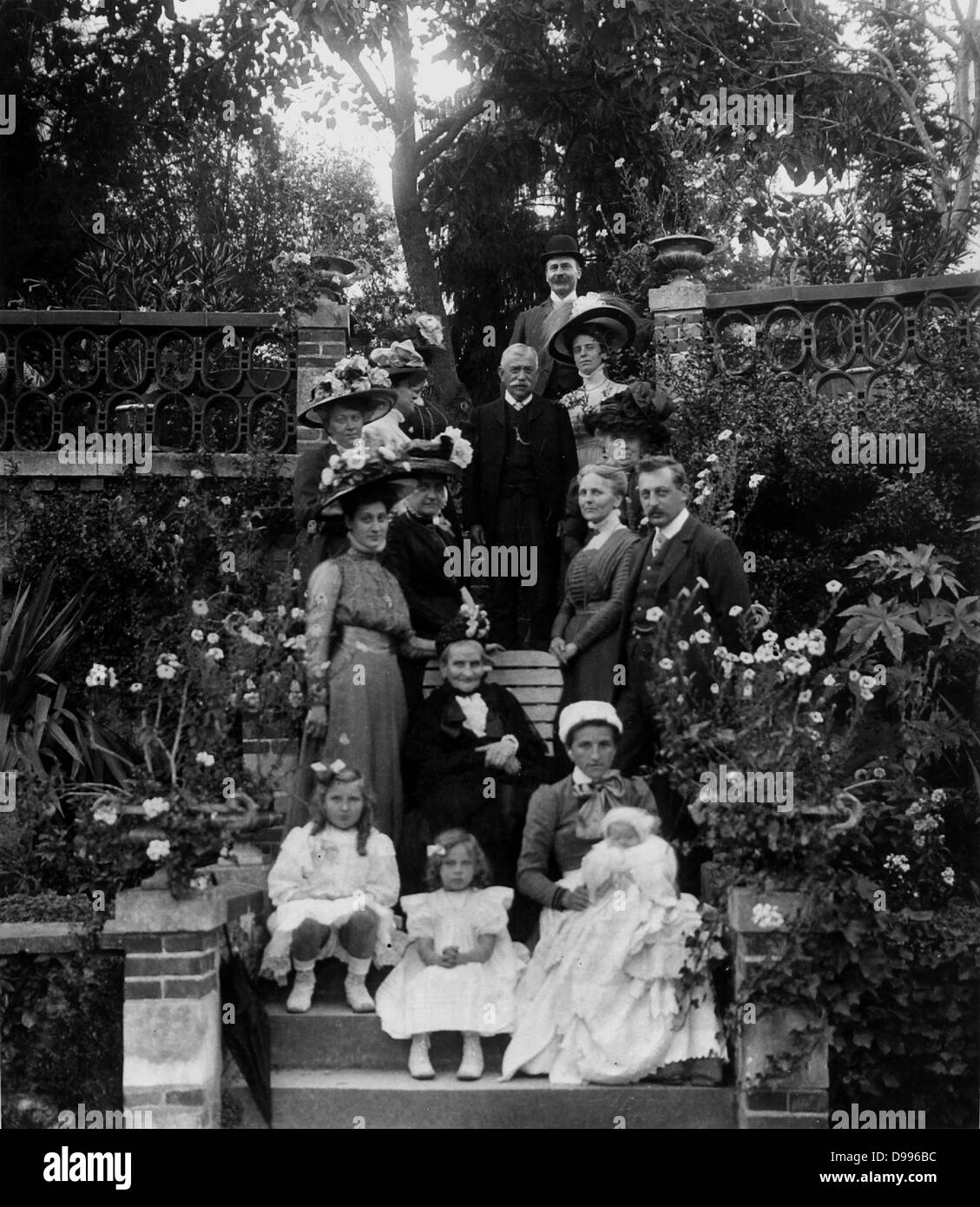 Frankreich c 1900 Familie Gruppenfoto zeigt mehrere Generationen einer Familie in einem Garten Stockfoto