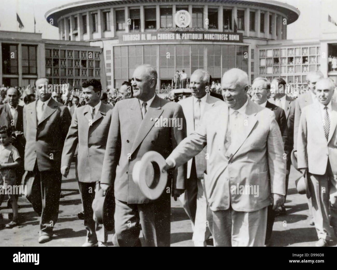 Rumänischen kommunistischen Führers Gheorghe Gheorghiu-Dej (vordere Reihe, von links), sowjetische Staatschef Nikita Chruschtschow (vordere Reihe, rechts) auf die in der Nähe der Rumänischen Kommunistischen Partei der 7. Kongress 1959 in Bukarest Baneasa Airport. Das Bild zeigt auch Gheorghiu-Dej's Nachfolger, Nicolae Ceausescu (zweite Zeile, zu gheorghiu-dej's Links). Stockfoto