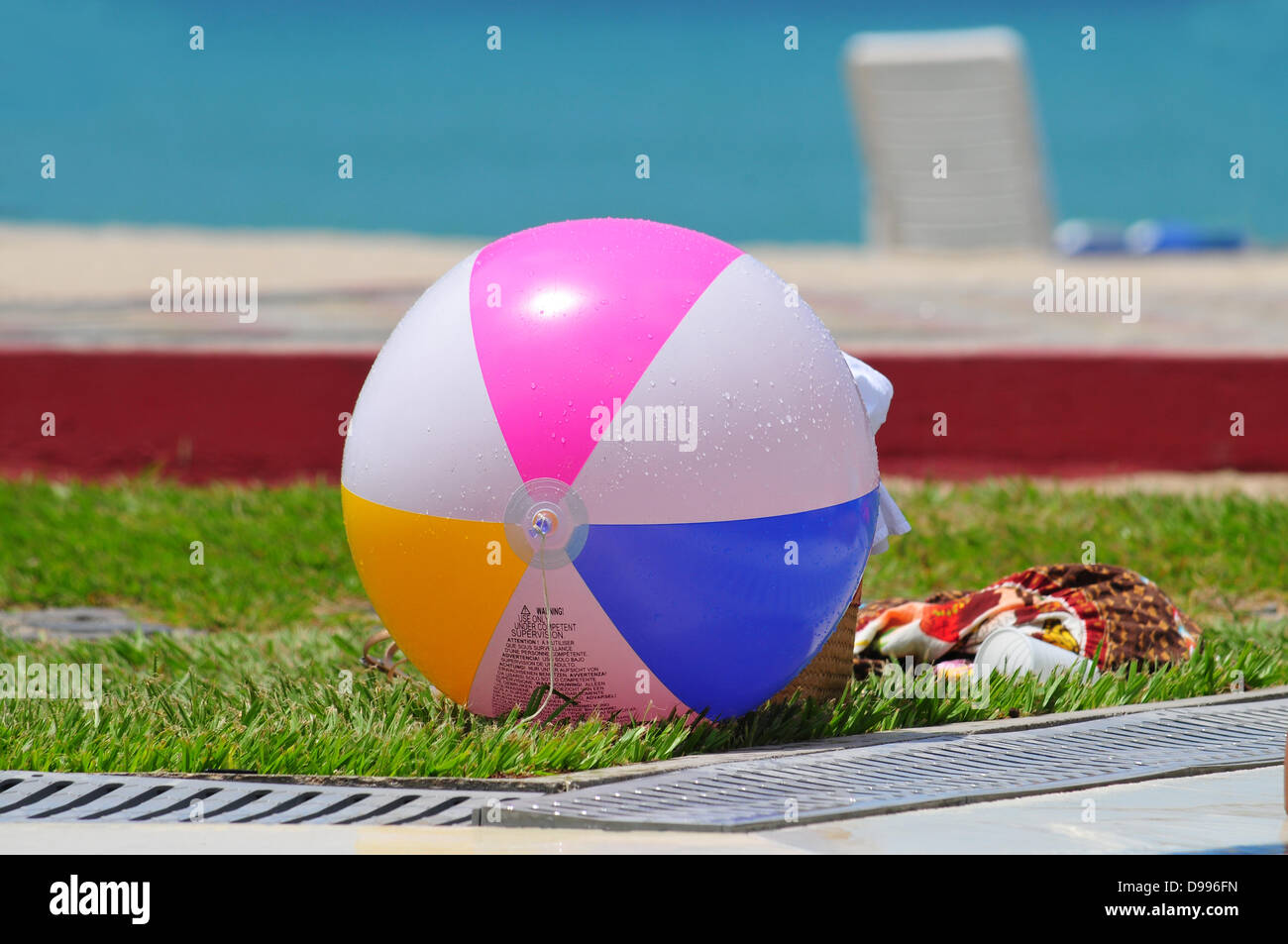 Beachball sitting -Fotos und -Bildmaterial in hoher Auflösung – Alamy