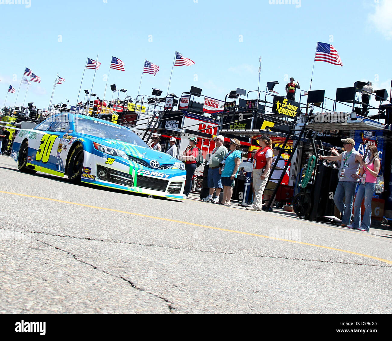 Brooklyn Michigan, MI, Vereinigte Staaten von Amerika. 14. Juni 2013. Sprint Cup Series Fahrer David Stremme (30) fährt in den Gruben vor der Praxis in der Nascar Sprint Cup Series 45. jährliche Quicken Loans 400 auf dem Michigan International Speedway am 14. Juni 2013 in Brooklyn, Michigan. Tom Turrill/CSM Credit: Csm/Alamy Live-Nachrichten Stockfoto