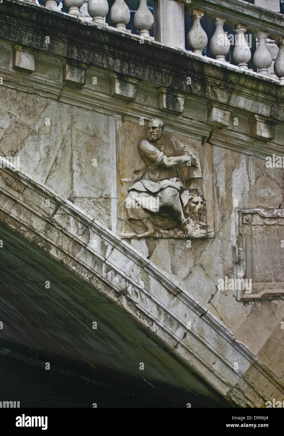 Die Rialtobrücke (ital.: Ponte di Rialto) ist eine der vier Brücken über den Canal Grande in Venedig, Italien. Es ist die älteste Brücke über den Kanal. Die heutige Brücke aus Stein, einem einzigen Spannweite ausgelegt von Antonio da Ponte, wurde schließlich im Jahre 1591 abgeschlossen. Stockfoto