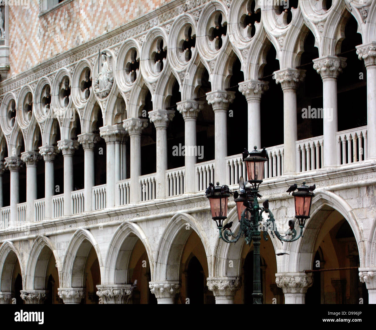 venedig-doge-s-palace-fassade-der-dogenpalast-italienisch-palazzo