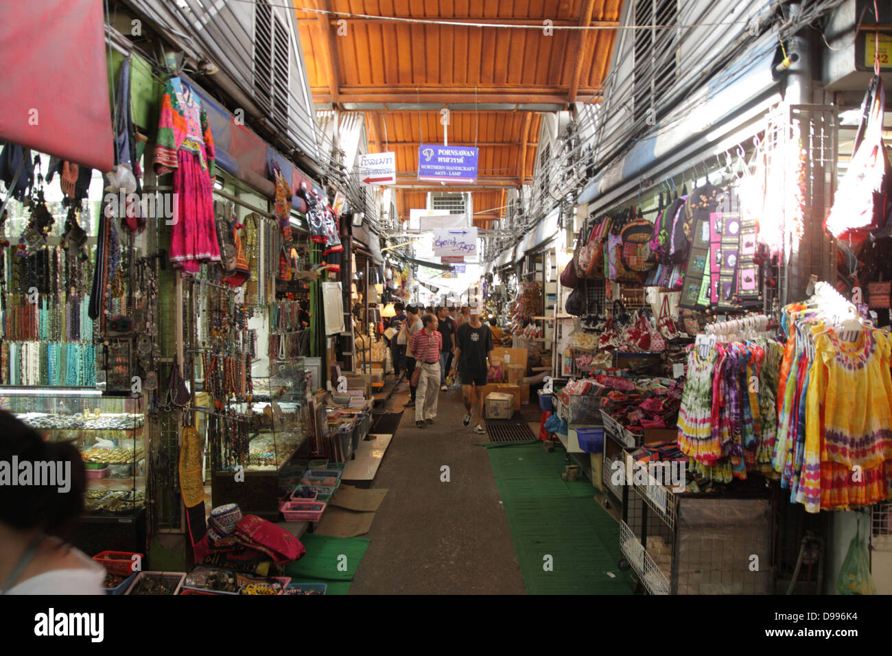 Ein Gehweg zwischen Geschäften in Wochenendmarkt Chatuchak, Bangkok, Thailand Stockfoto