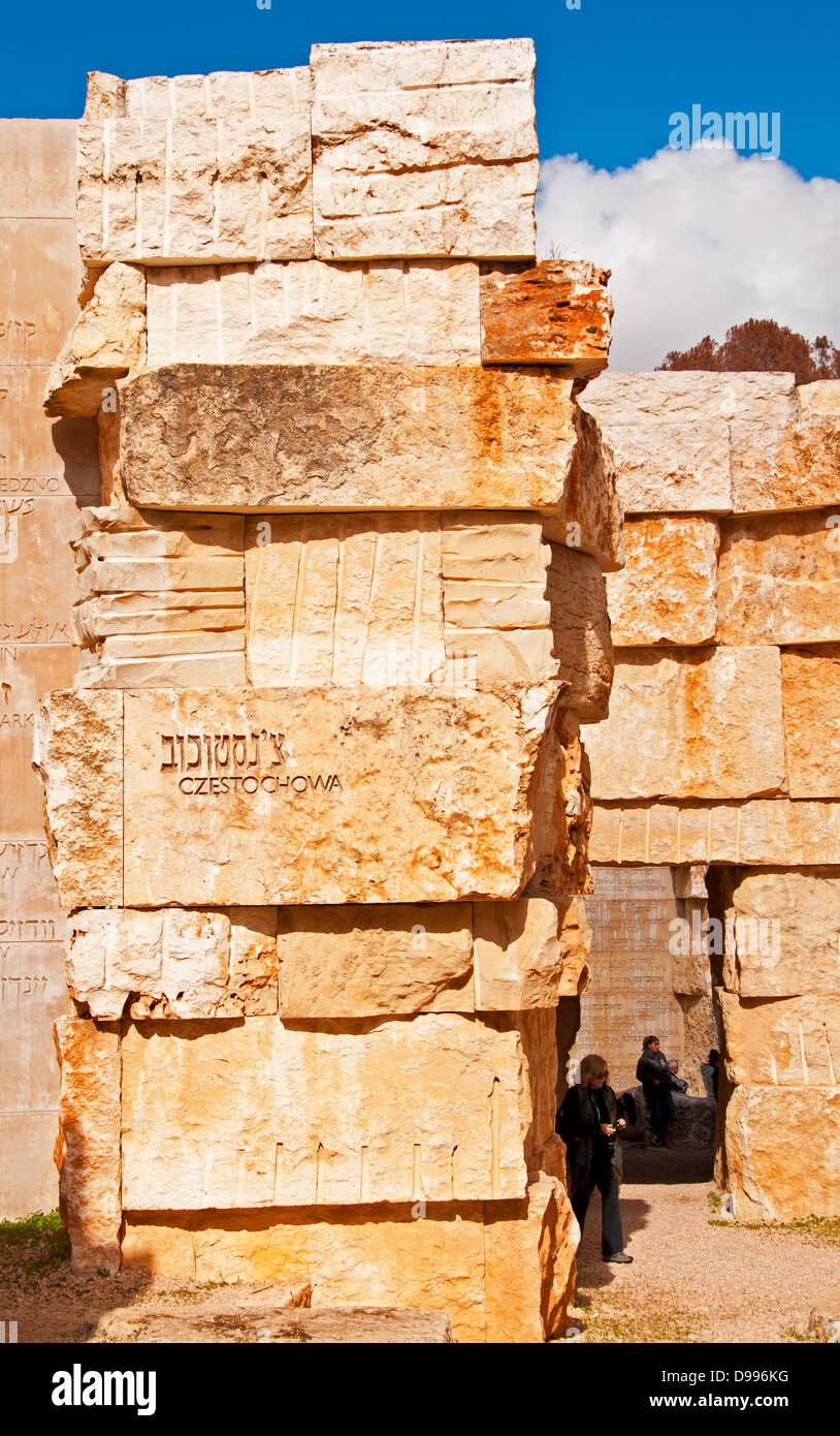Eine gravierte Wand im Tal der Gemeinden in Yad Vashem, Jerusalem, Israel Stockfoto