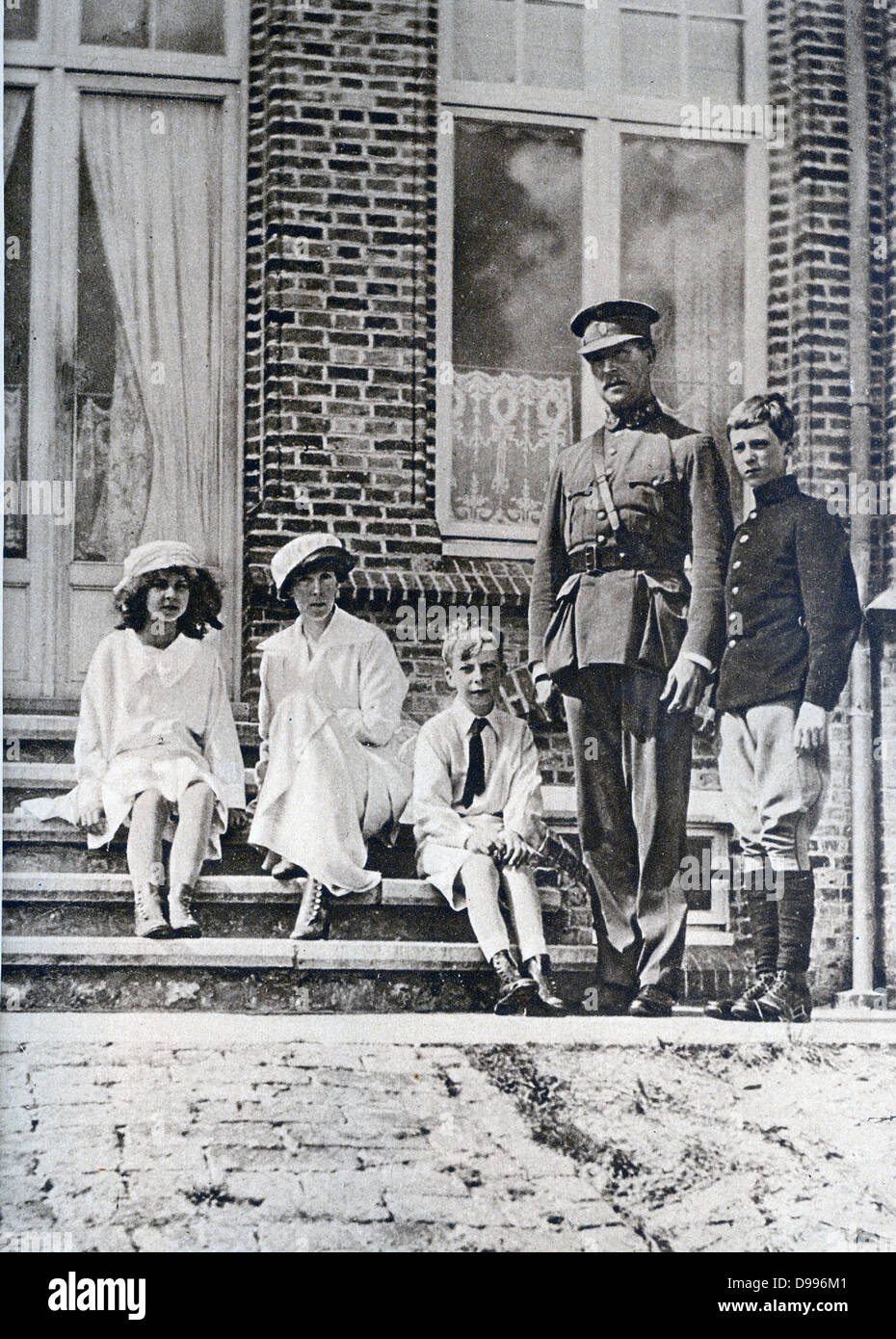 Die belgische Königsfamilie in ihrer Villa in verwüsteten Flandern (König Albert in Uniform) Stockfoto