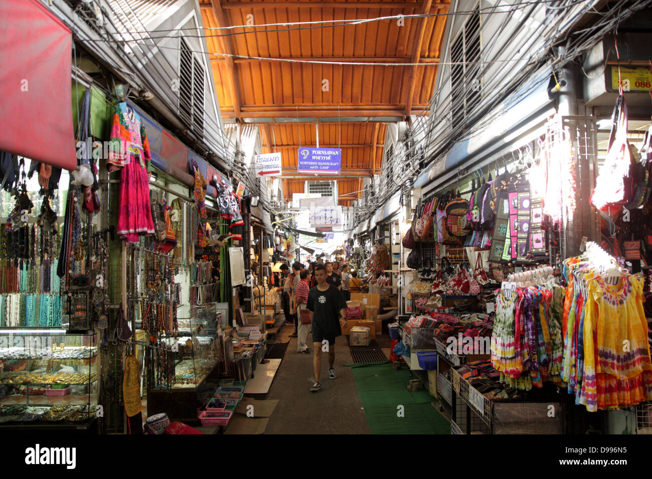 Ein Gehweg zwischen Geschäften in Wochenendmarkt Chatuchak, Bangkok, Thailand Stockfoto