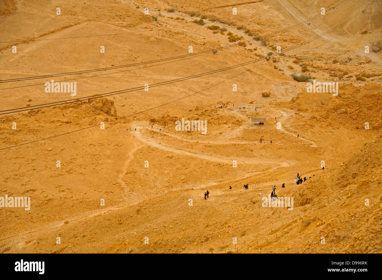 Touristen zu Fuß auf den Boden Denkmal auf dem römischen Rampe Weg an Masada National Park, Israel Stockfoto