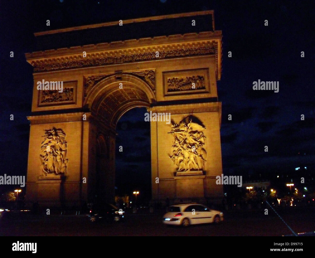 Fassade Skulpturen auf dem Arc de Triomphe, Paris, Frankreich. Le Départ de 1792 (oder La Marseillaise), die von François Rude (links) und Le Triomphe de 1810 von Jean-Pierre Cortot (rechts) Stockfoto