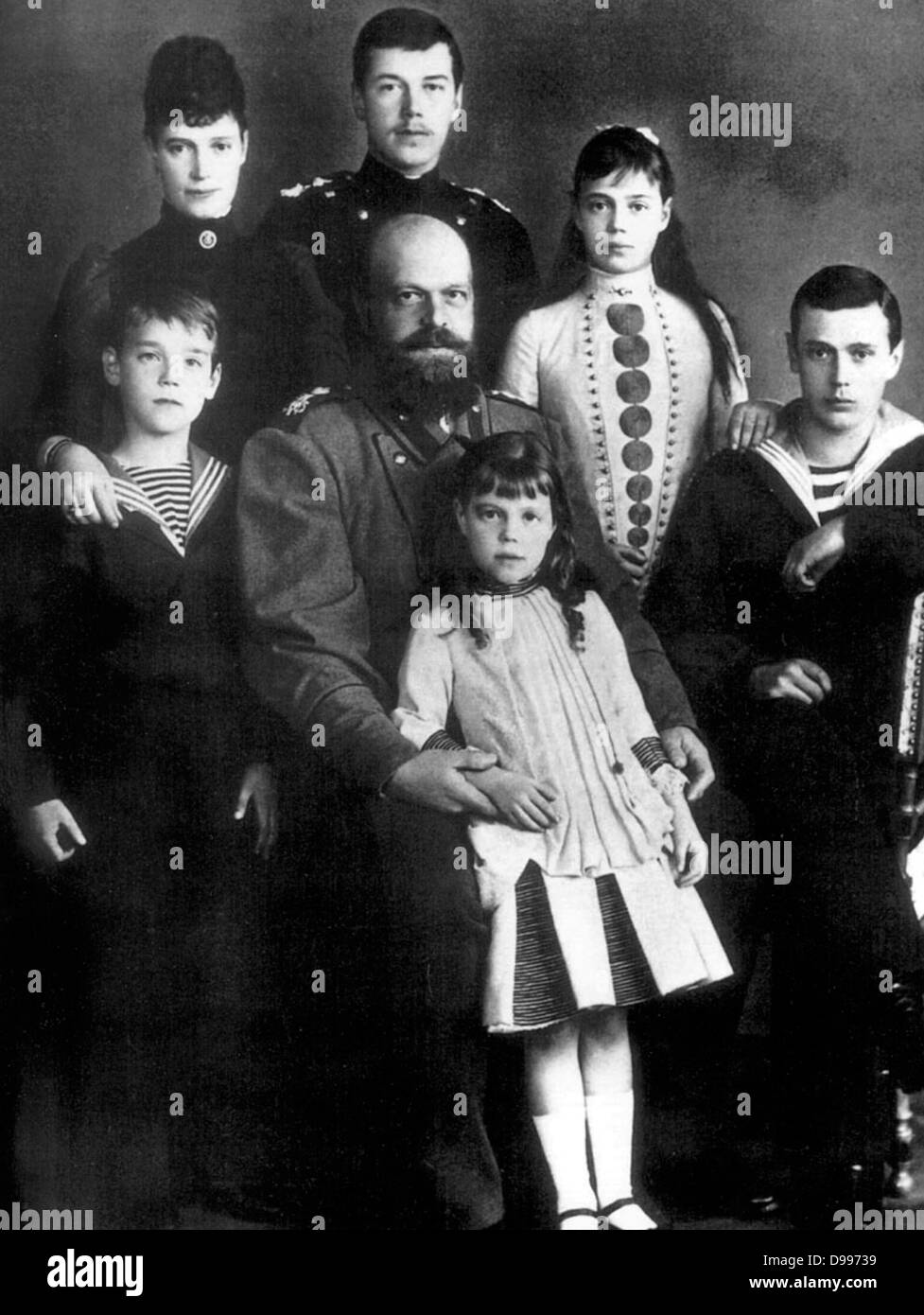 Zar Alexander III. und Kaiserin Maria Fjodorowna Russlands mit ihren Kindern (Zukunft Zar Nikolaus II steht an der Rückseite iof der Gruppe. Ca. 1885 Stockfoto