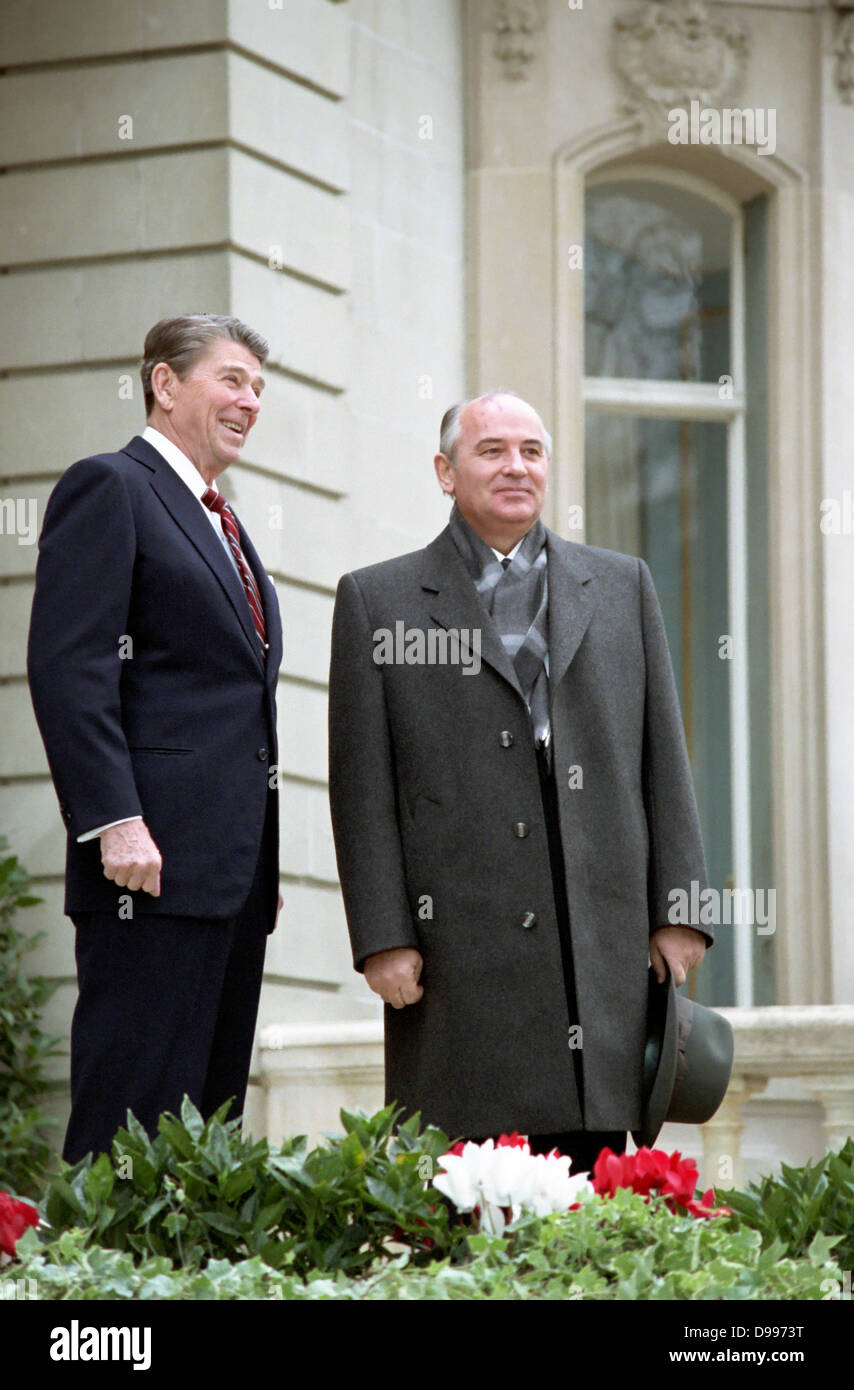 Sowjetische Führer Mikhail Gorbachev und US-Präsident Ronald Reagan auf dem Gipfel von Genf 1985 Stockfoto
