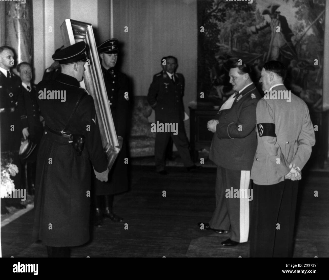 Hermann Goering zeigt ein beschlagnahmte Gemälde auf Deutsch Führer Adolf Hitler ca. 1940 Stockfoto Hermann Goering zeigt ein beschlagnahmte Gemälde auf Deutsch Führer Adolf Hitler ca. 1940 Stockfoto