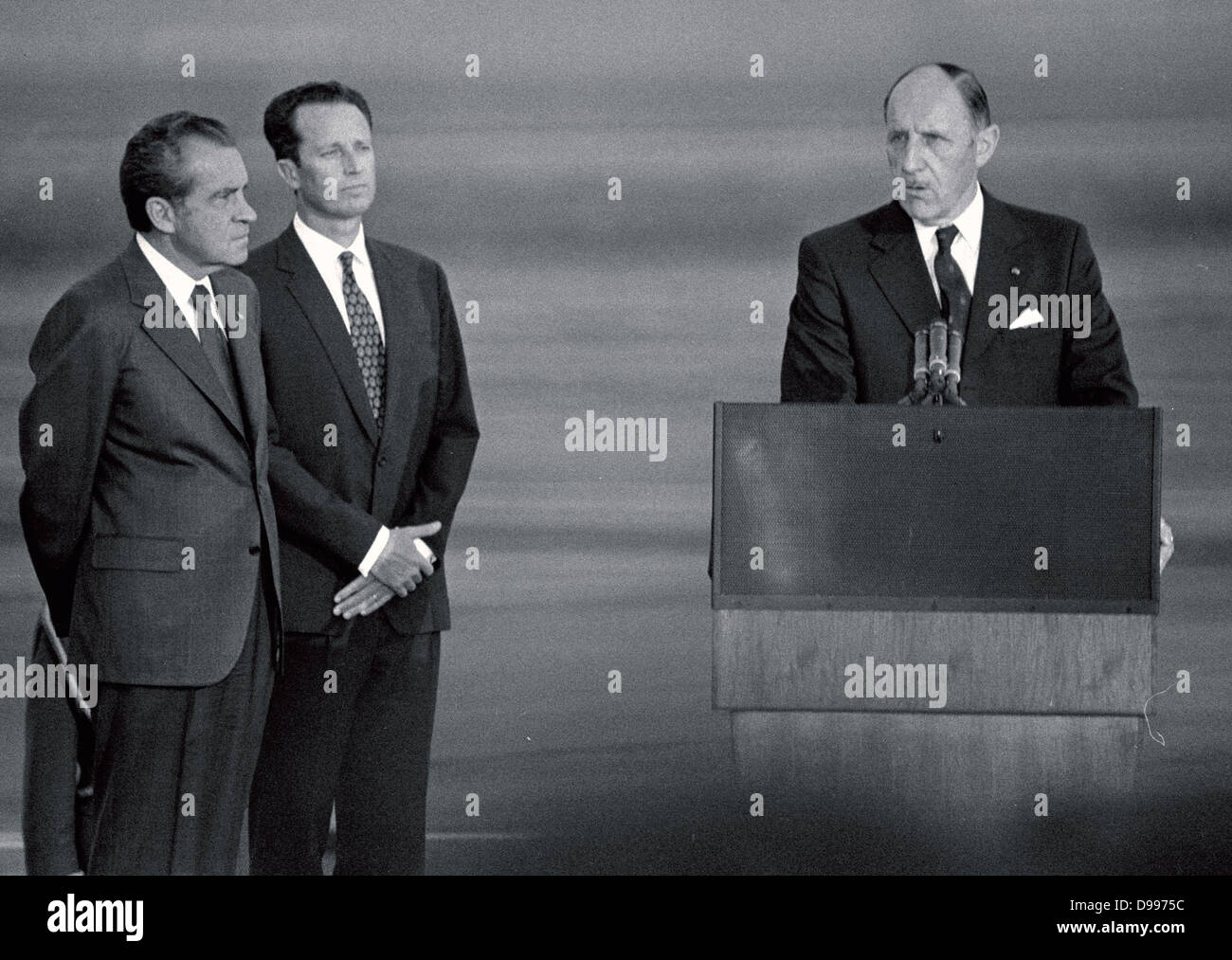 Von links nach rechts: US-Präsident Nixon, König Baudouin von Belgien und Generalsekretär der NATo Joseph Luns an einer NATO-Tagung 1969. Stockfoto