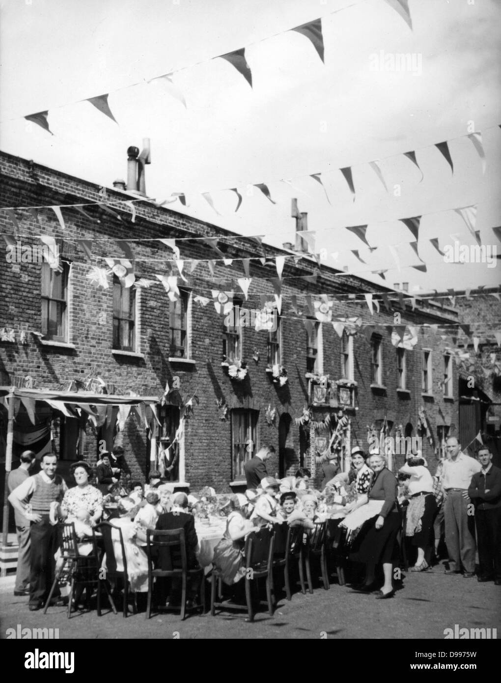1953-Straßenfest in England anlässlich der Krönung von Königin Elizabeth II Stockfoto