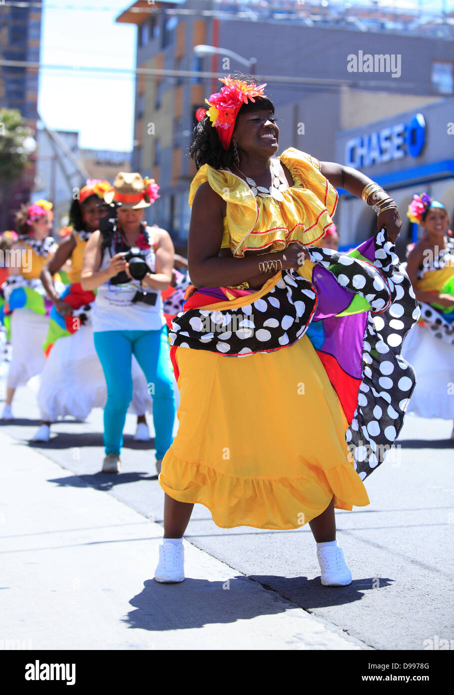 Bunte Porträt einer temperamentvolle Tänzerin im Karnevalstreiben im Mission District in San Francisco, Kalifornien, USA Stockfoto