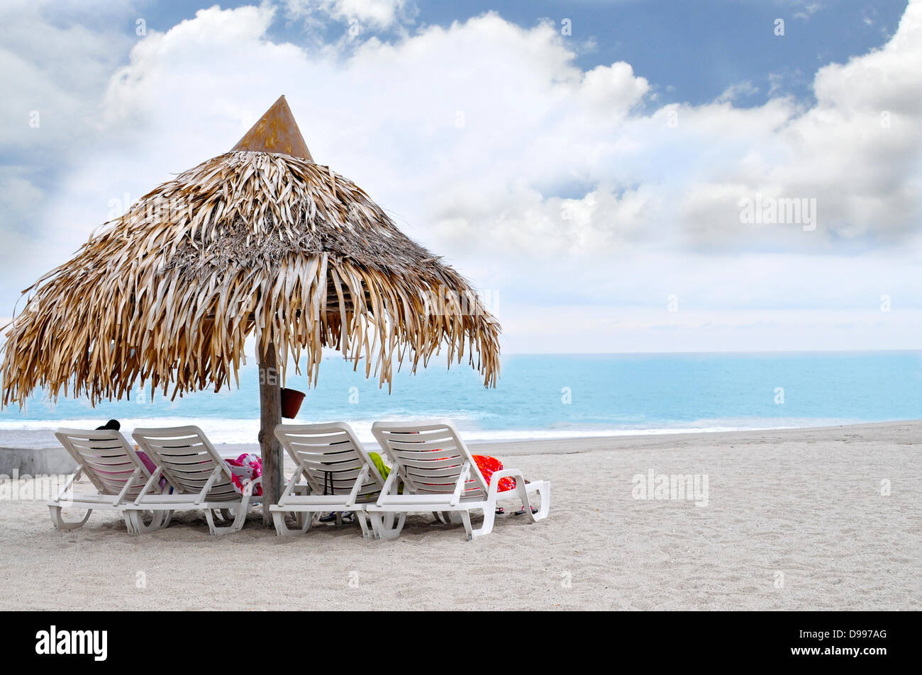 Strandhütte mit Stühlen, Blick auf den Ozean Stockfoto