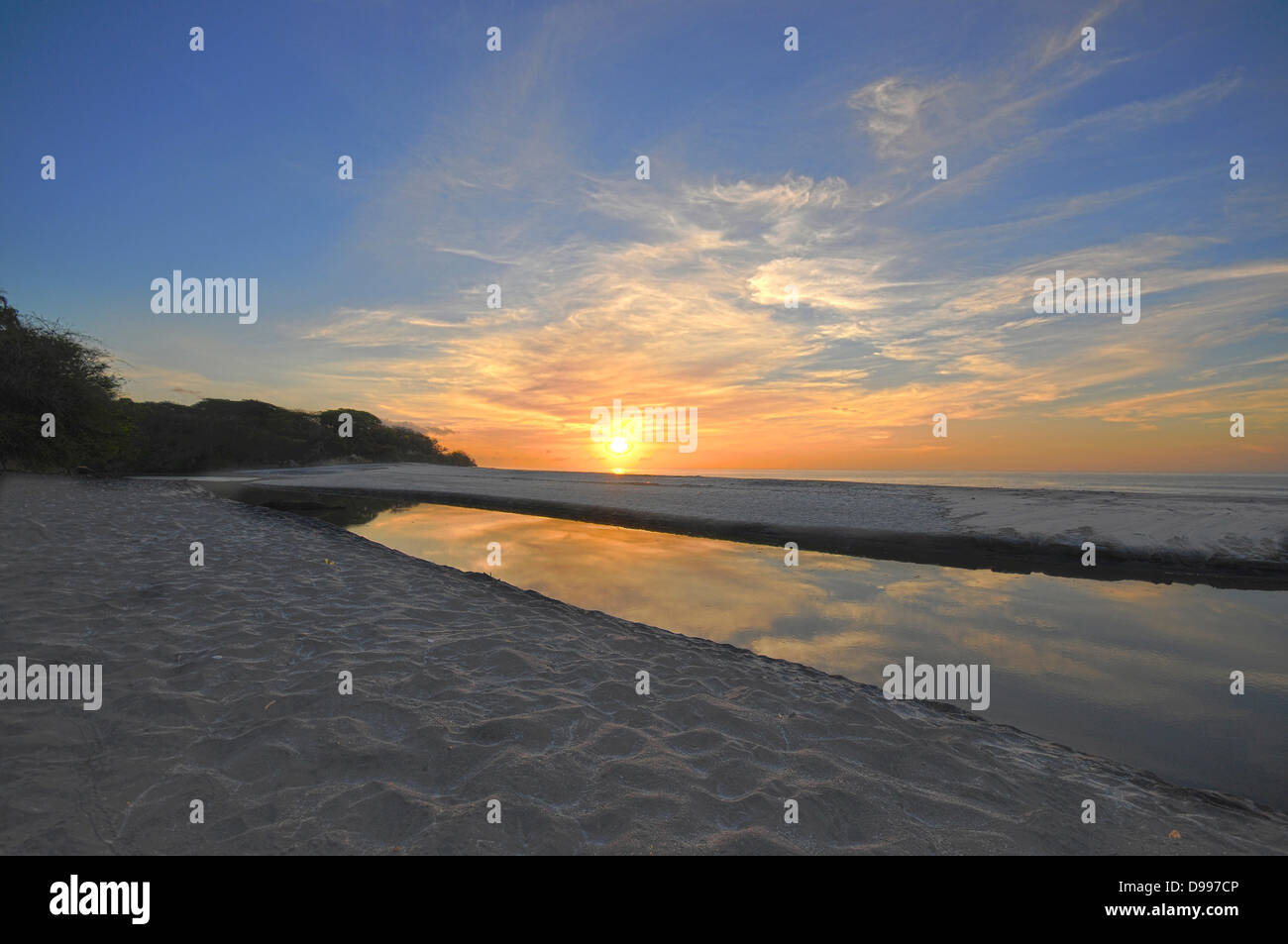 Sonnenaufgang an einem wunderschönen tropischen Strand in Panama Stockfoto