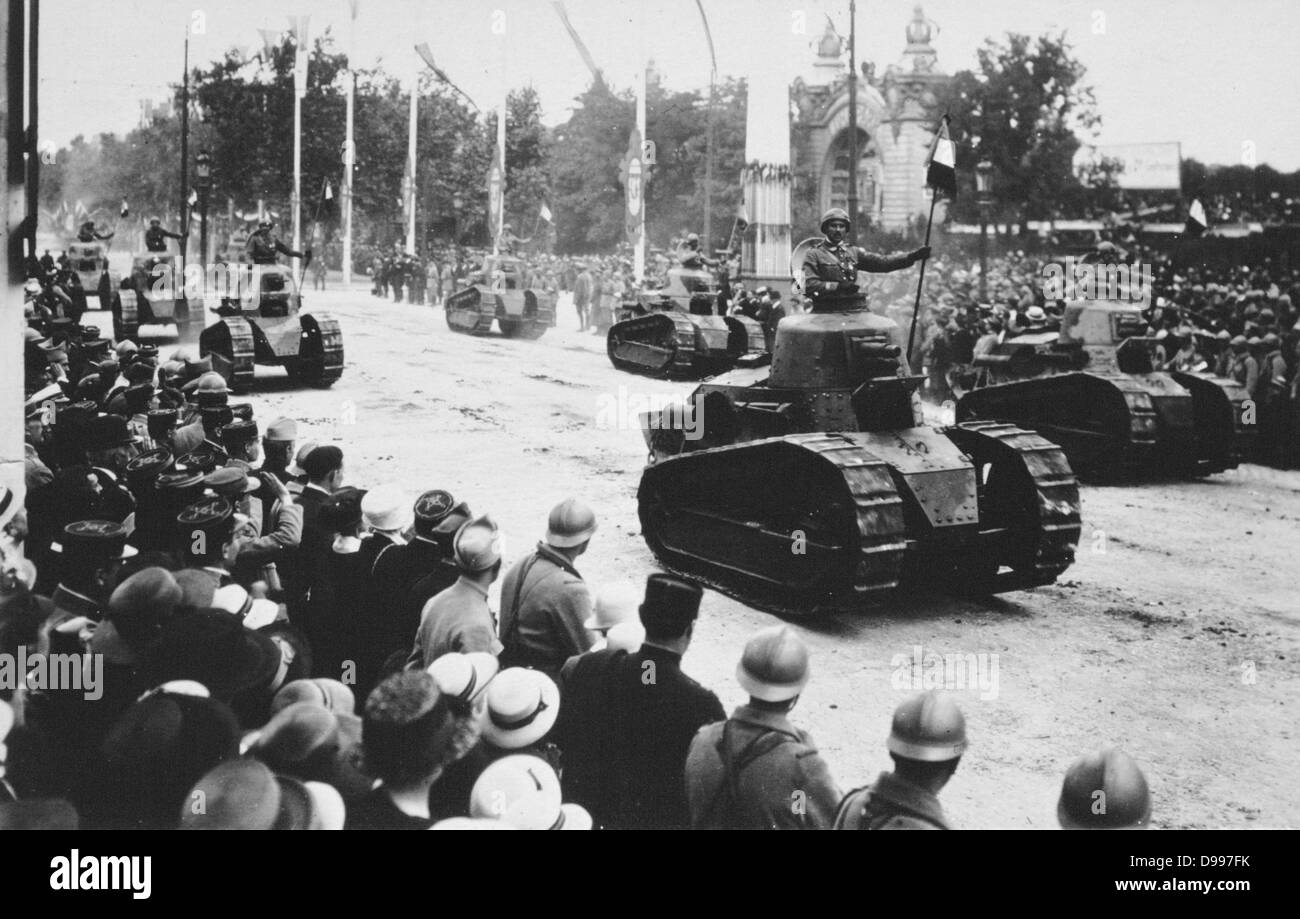 Der erste Weltkrieg 1914-1918: Postkarte mit Tanks auf der Straße mit Menschen während der Französischen Siegesparade gesäumt durch Paris, 14. Juli 1919. Frankreich Stockfoto