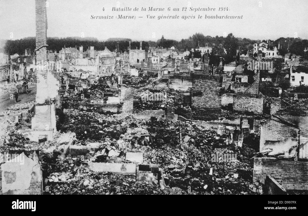 Der erste Weltkrieg 1914-1918: Nach der ersten Schlacht an der Marne, in der Nähe von Paris, Frankreich, 12. September 1914 - allgemeine Ansicht der Stadt von Sermaize-les-Bains nach der Bombardierung. Die Schlacht war ein strategischer Sieg der Alliierten. Stockfoto