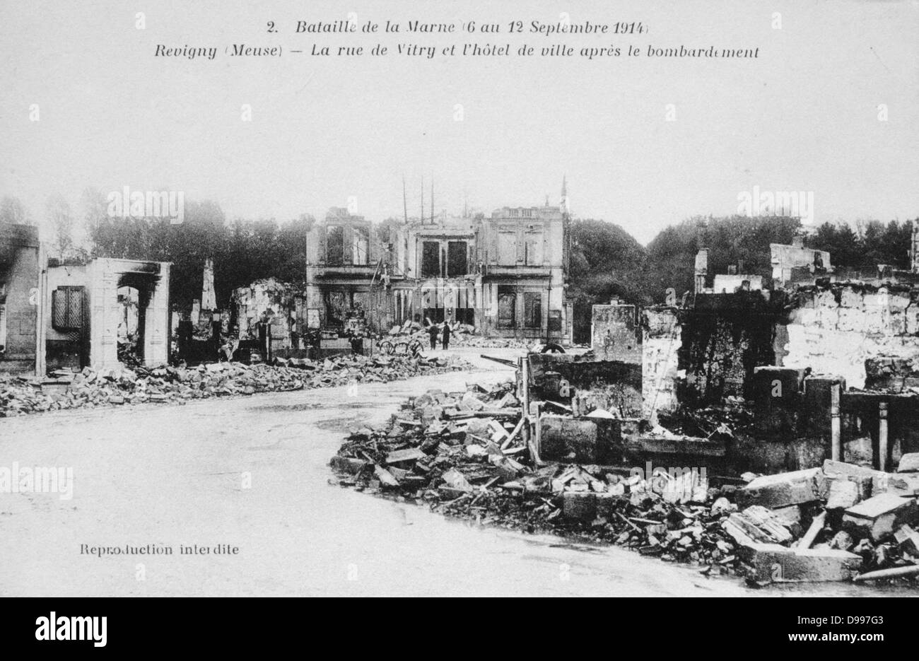 Der erste Weltkrieg 1914-1918: Nach der ersten Schlacht an der Marne, in der Nähe von Paris, Frankreich, 12. September 1914 - Die Stadt Benidorm mit Blick auf das Rathaus, Mitte, nach der Bombardierung. Die Schlacht war ein strategischer Sieg der Alliierten. Stockfoto