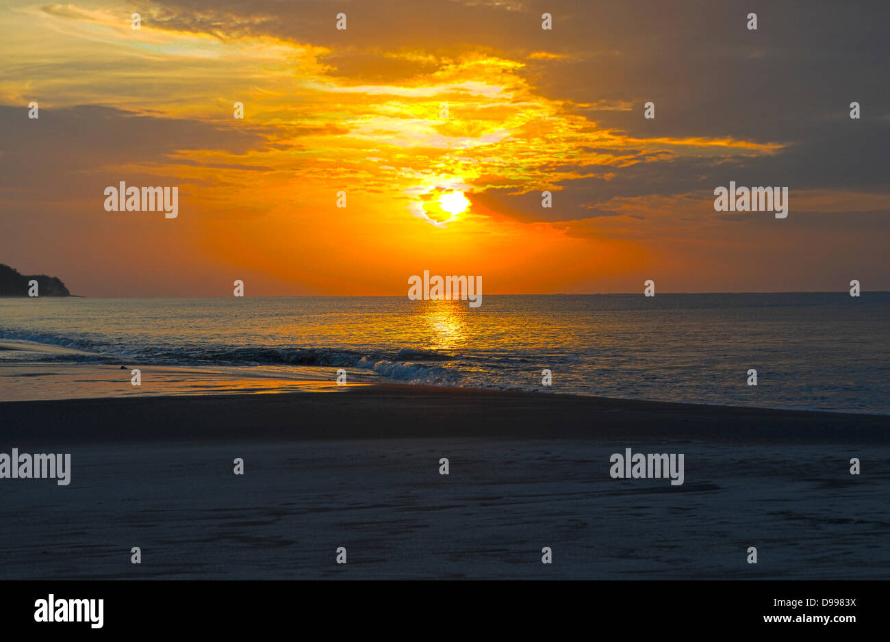 Dramatische farbenfrohen Sonnenaufgang an einem einsamen Strand in Panama Stockfoto