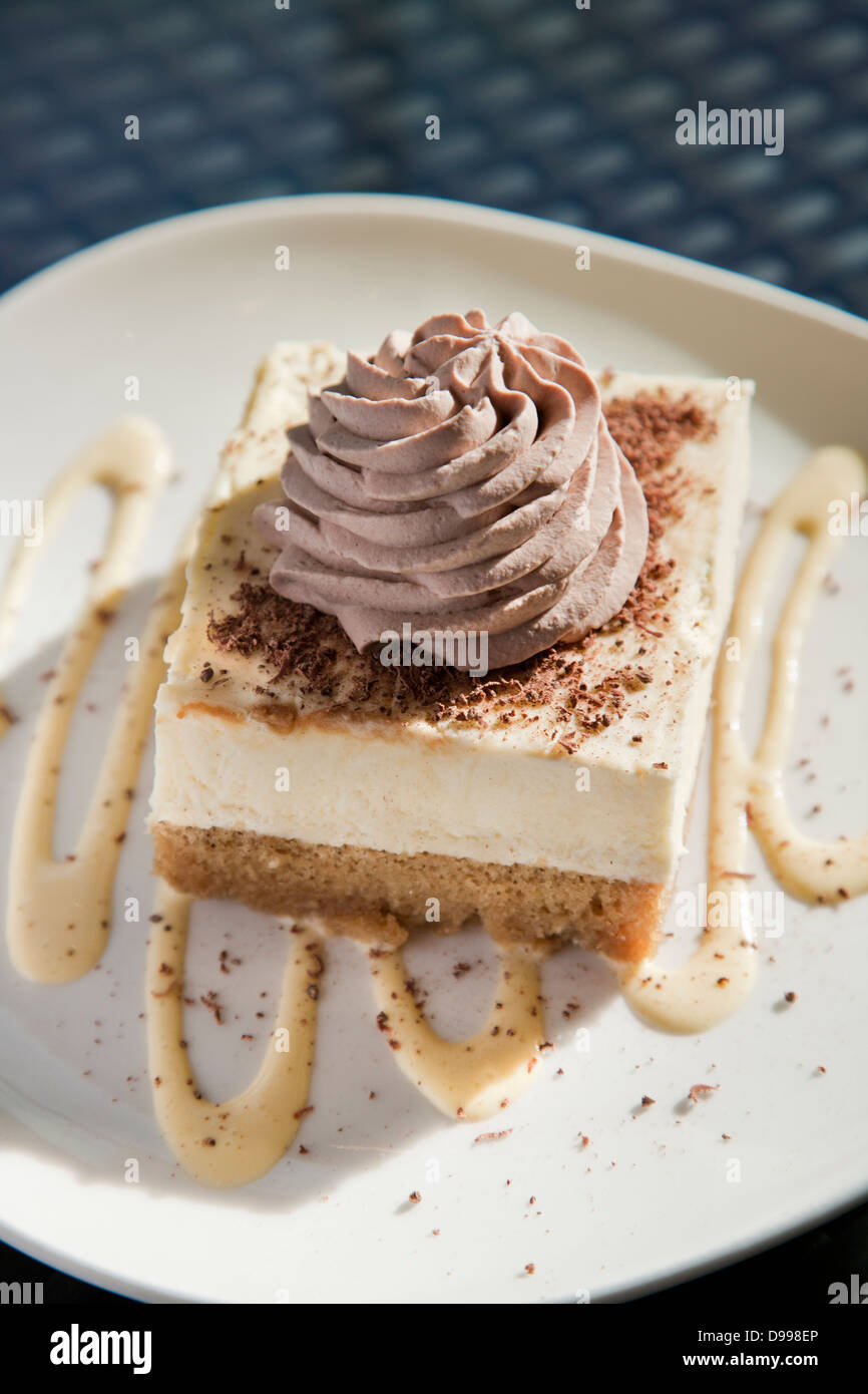 Käse Kuchen Dessert mit Mousse au Chocolat topping Stockfotografie - Alamy
