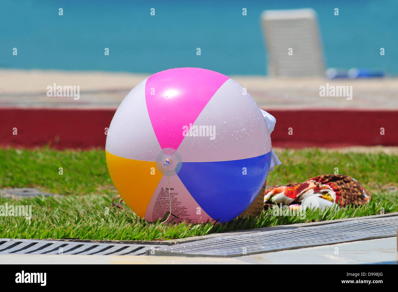 Bunten Wasserball sitzen am Rand eines Pools Stockfoto