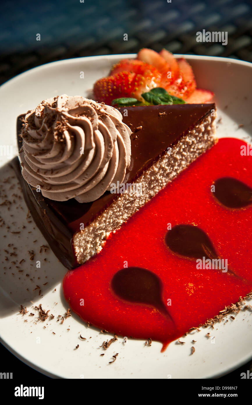 Schoko Maus-Kuchen mit Erdbeersauce Stockfoto