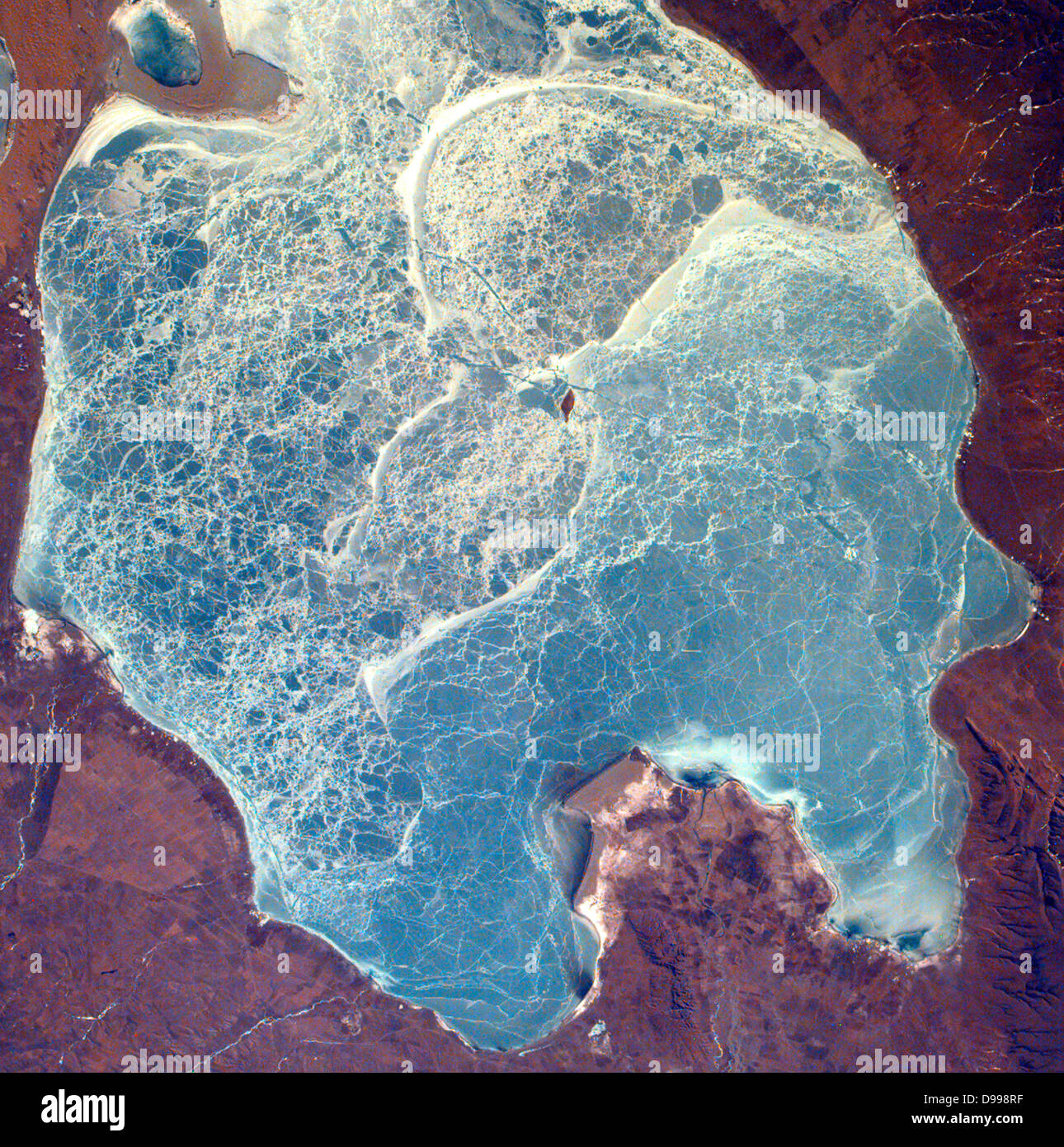 Dieses Bild fängt fast alle quinghai, der größte See in China. In der Provinz Quinghai Quinghai auf dem tibetischen Plateau. Februar 17, 2000. Satellitenbild. Stockfoto