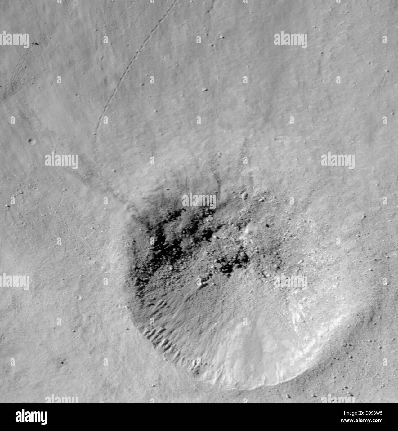 Ein Krater auf dem südwestlichen Rand des Metius B Krater. Stockfoto