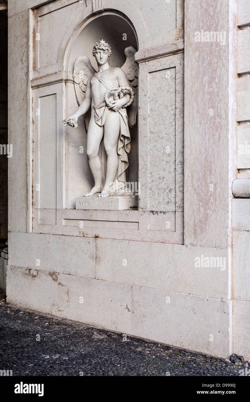 Eines der Statuen (Tugend der Liebe) in der Fassade des Ajuda Nationalpalast. Lissabon, Portugal. Neoklassizistische Palast. Stockfoto