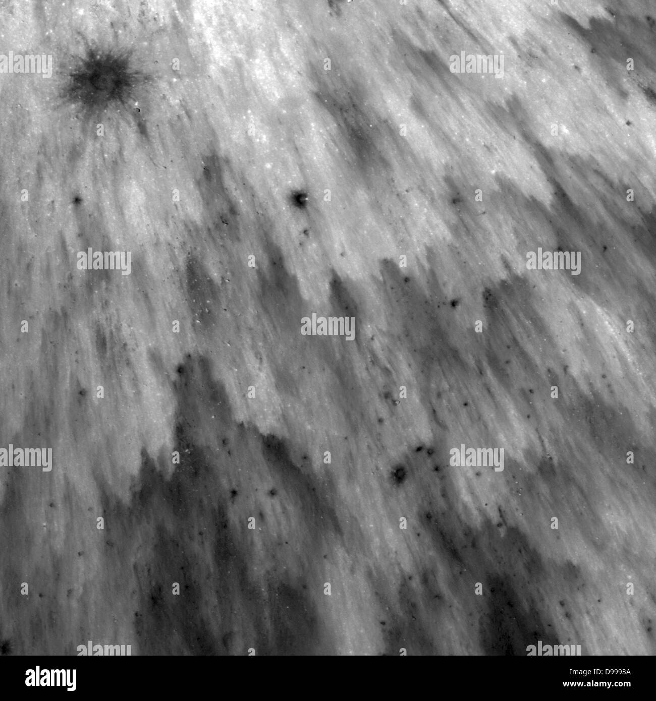Frische Auswurfmaterial Decke eines unbenannten 1 km Durchmesser Kraters. Stockfoto
