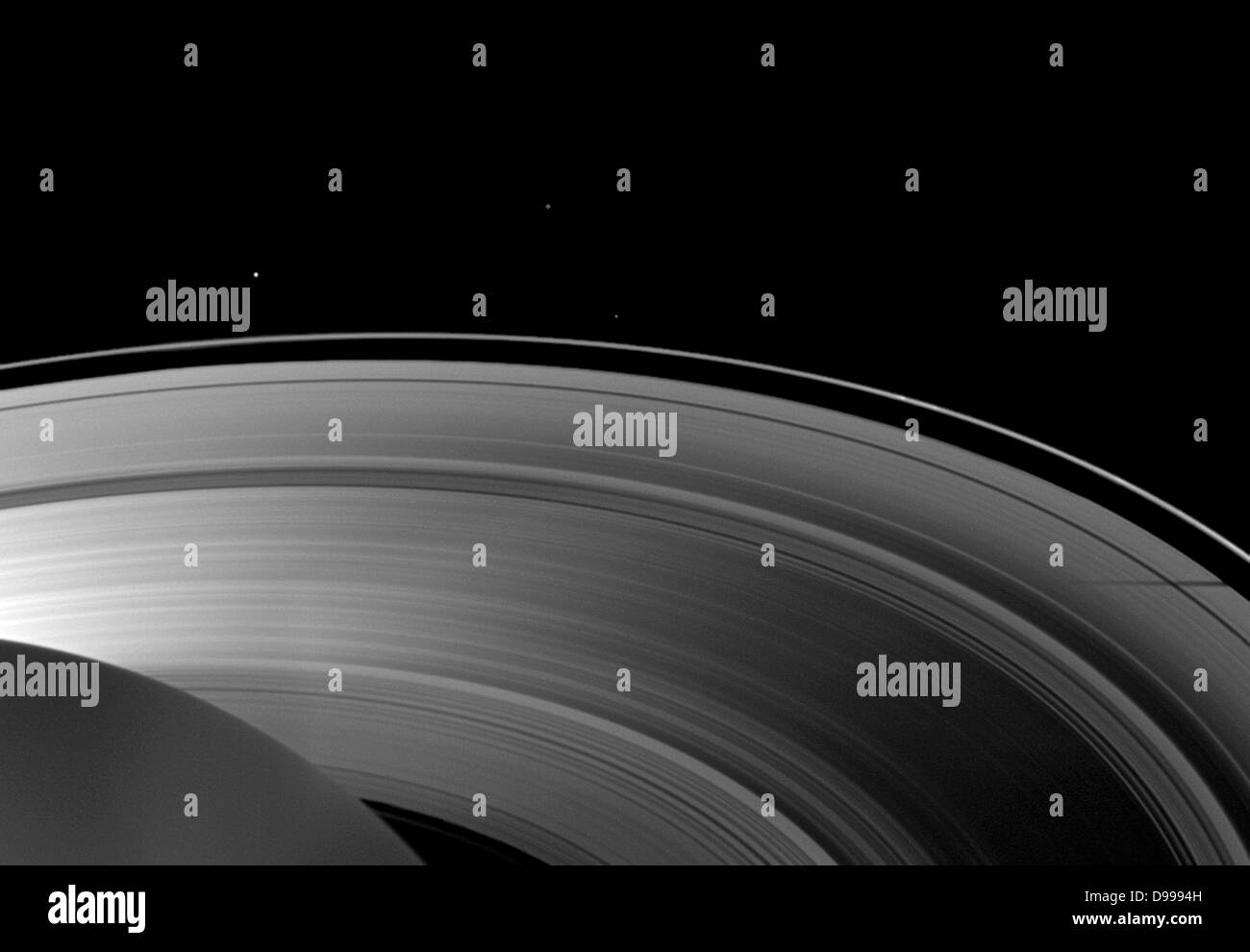 Saturnmond Tethys wirft einen Schatten auf dem Planeten A Ring neben dem größeren Schatten des Planeten selbst. Cassini. Stockfoto