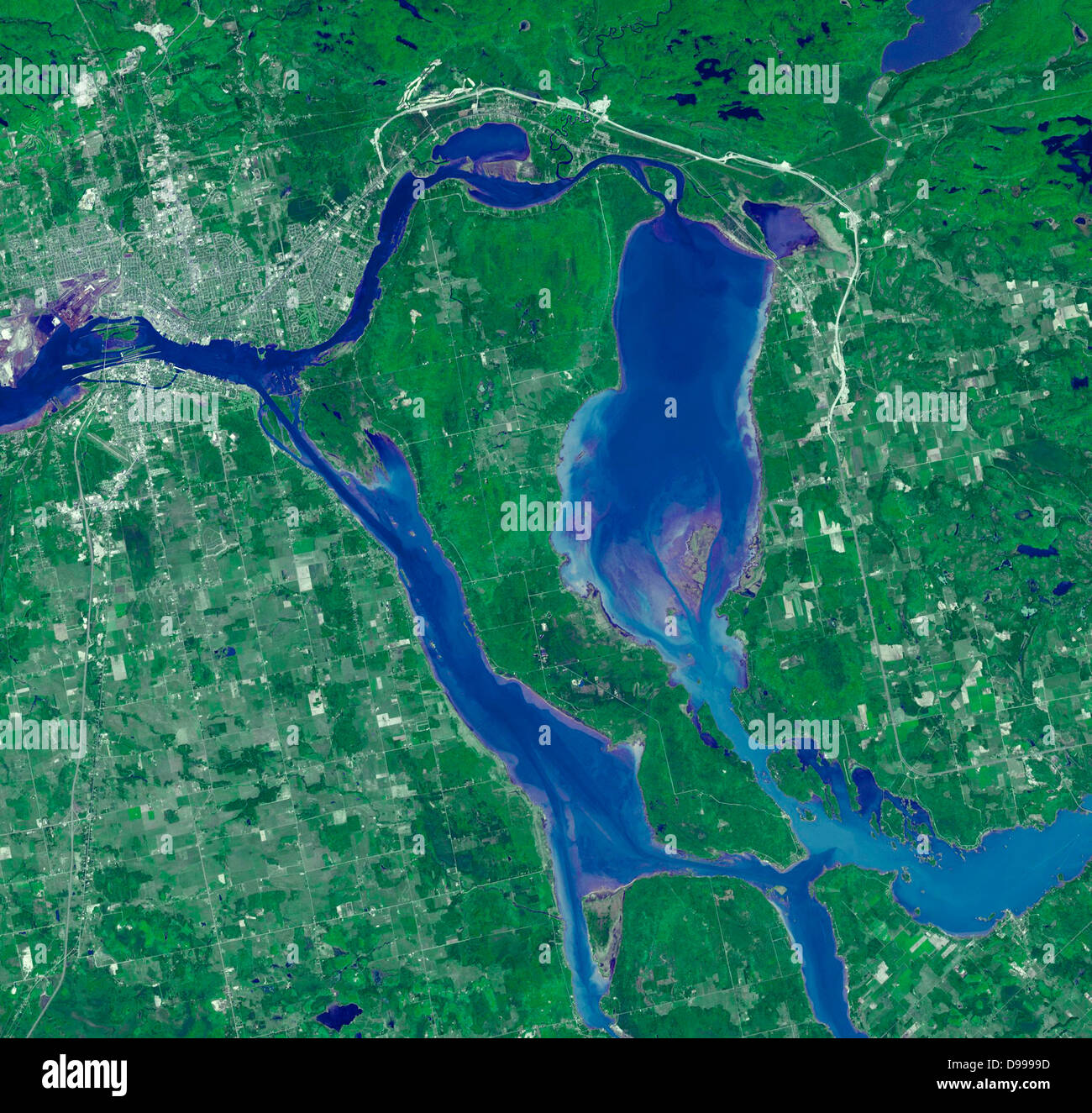 Sault Ste. Marie ist der Name zweier Städte am Saint Mary's River, zwischen Kanada und dem Bundesstaat Michigan in den Vereinigten Staaten. Satellitenbild. Stockfoto