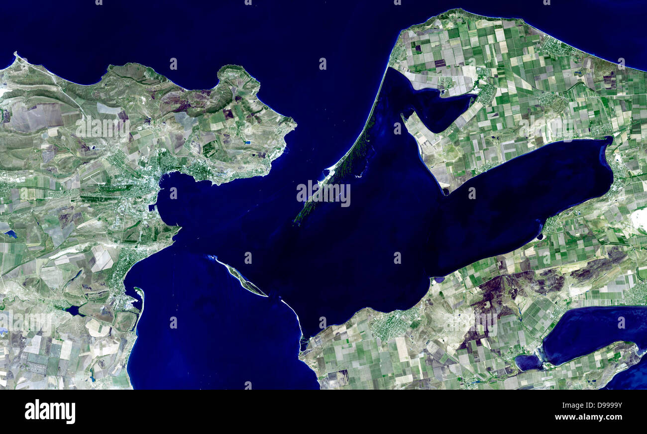 Sudak ist einer der ältesten Städte der Ukraine, und ist strategisch entlang der Straße von Kertsch zwischen dem Asowschen Meer und dem Schwarzen Meer. 22. August 2008. Satellitenbild. Stockfoto
