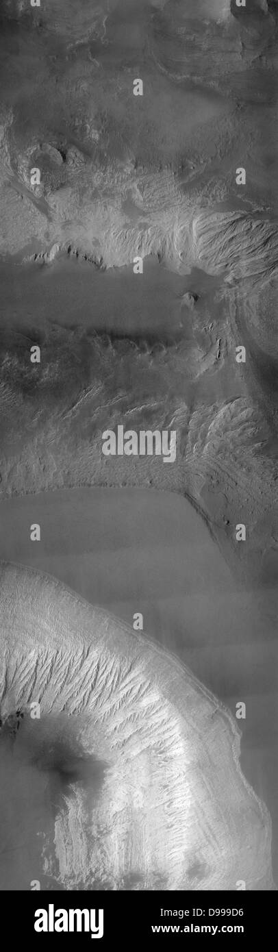 Diese THEMIS sichtbare Bild zeigt die Auswirkungen der Erosion auf einer schönen Abfolge von dramatisch geschichteten Felsen innerhalb von Candor Chasma, die Teil der Valles Marineris. Stockfoto