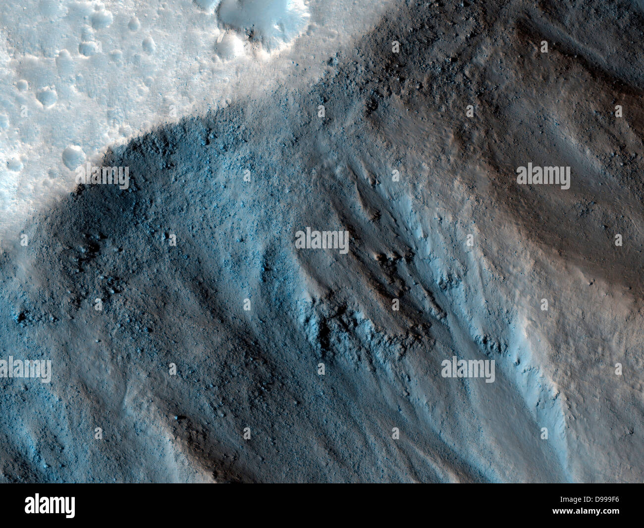 Diese Beobachtung von NASA's Mars Reconnaissance Orbiter (MRO) zeigt die sehr steilen Seite der Hochebene, der die nördliche Grenze der Kasei Valles, das ist einer der größten Outflow Channel Systems auf dem Mars. Stockfoto