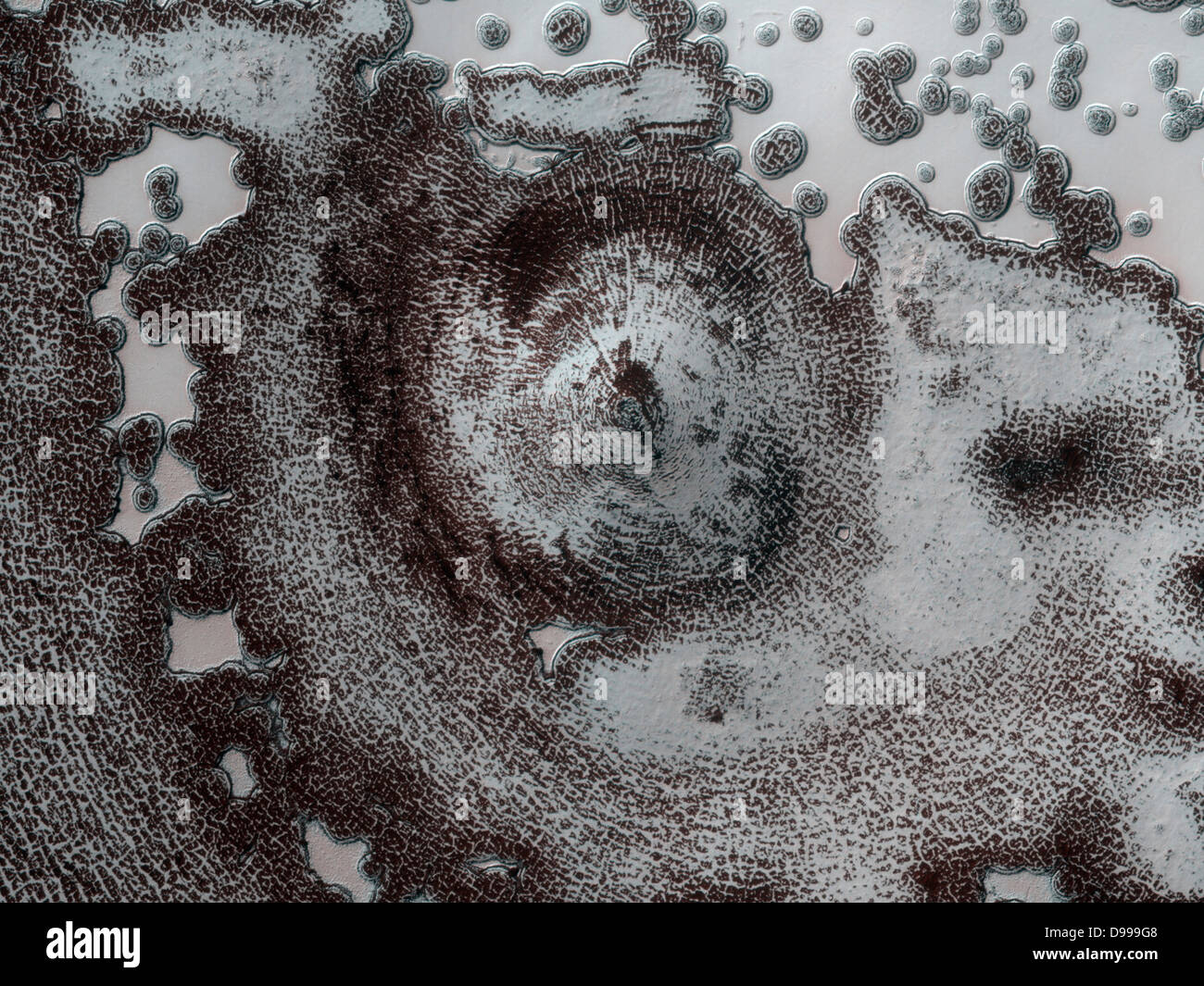 Dieses 4 Kilometer Durchmesser Funktion in der Nähe der South Polar verbleibenden Sechskantschrauben in der Mariner 9 und Viking Orbiter Bilder in den 70er Jahren erkannt wurde, aber sein Ursprung konnte nicht abgeleitet werden. Stockfoto