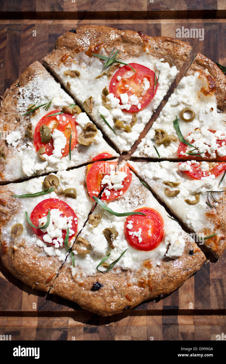 rustikale Käse Pizza auf schneiden Board 4-Käse-Pizza mit Tomaten Pizza margarita Stockfoto