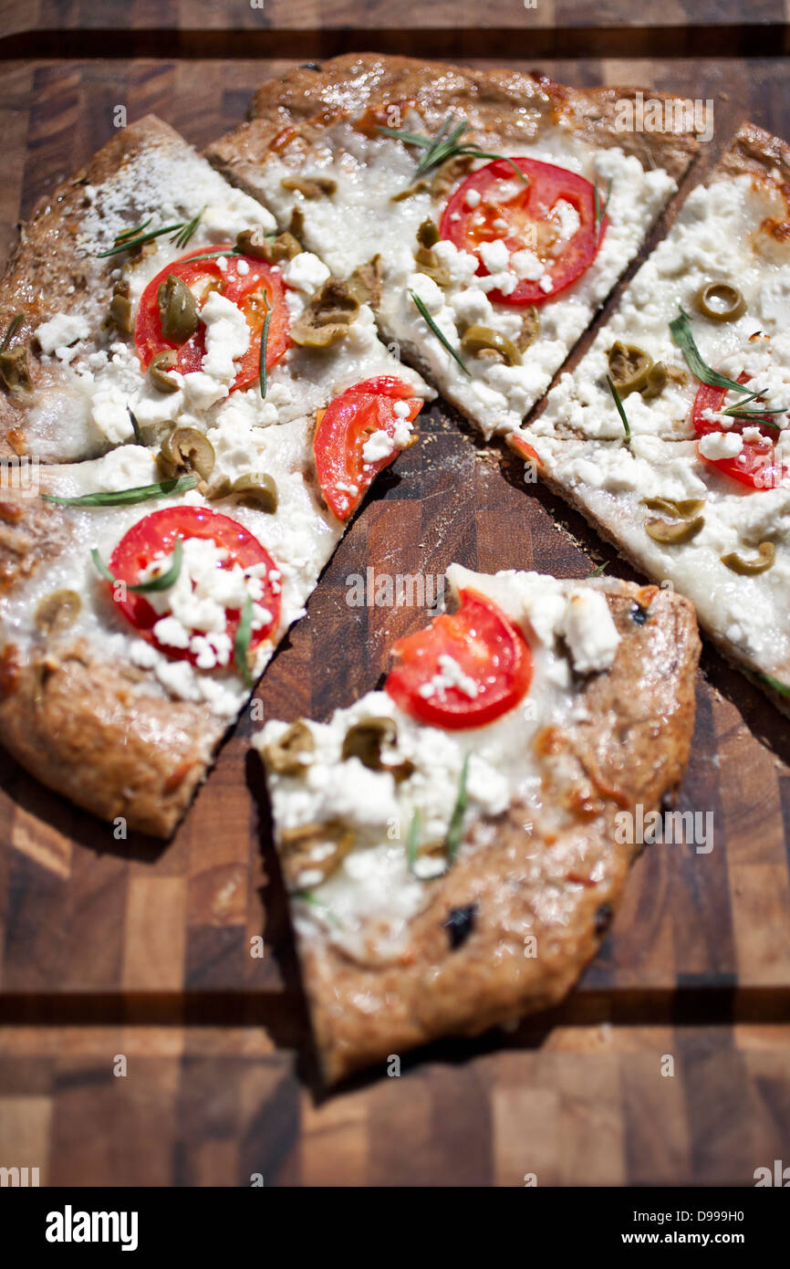 rustikale Käse Pizza auf schneiden Board 4-Käse-Pizza mit Tomaten Pizza margarita Stockfoto