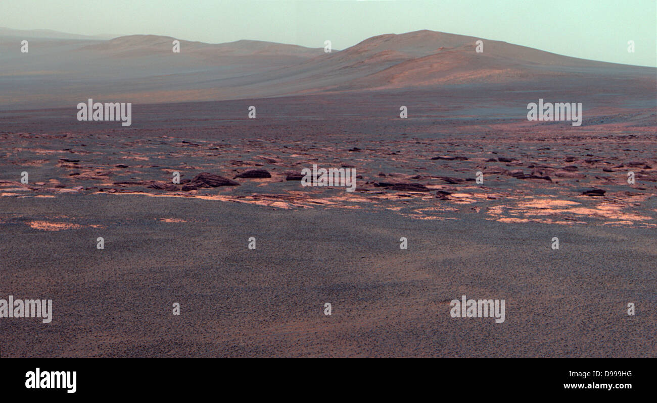 Ein Teil des West Rim der Endeavour Krater sweeps gegen Mittag in diesem falschen Farbe Blick von der NASA Mars Exploration Rover Opportunity. Stockfoto